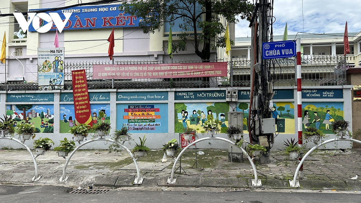 Hàng loạt điểm đen chân rác đường phố Hà Nội bị xóa sổ nhờ cách làm này